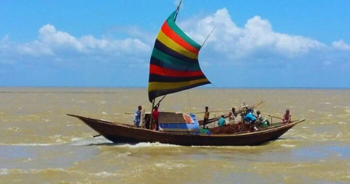 পানগুছির বুকে হারিয়ে যাচ্ছে পালতোলা নৌকা, যান্ত্রিক সভ্যতার চাপে বিলুপ্তির পথে গ্রামবাংলার ঐতিহ্য
